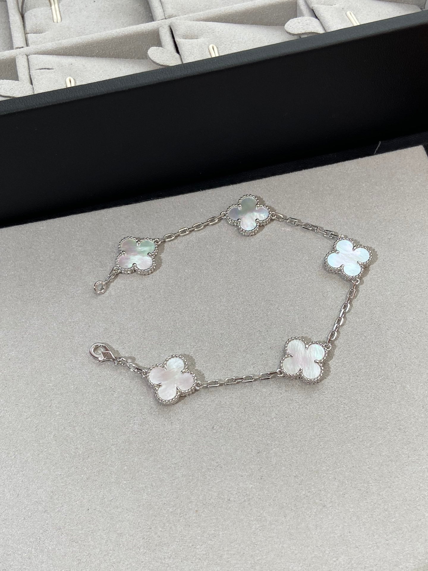[baslovejewels]CLOVER SILVER MOP 5 MOTIF BRACELET