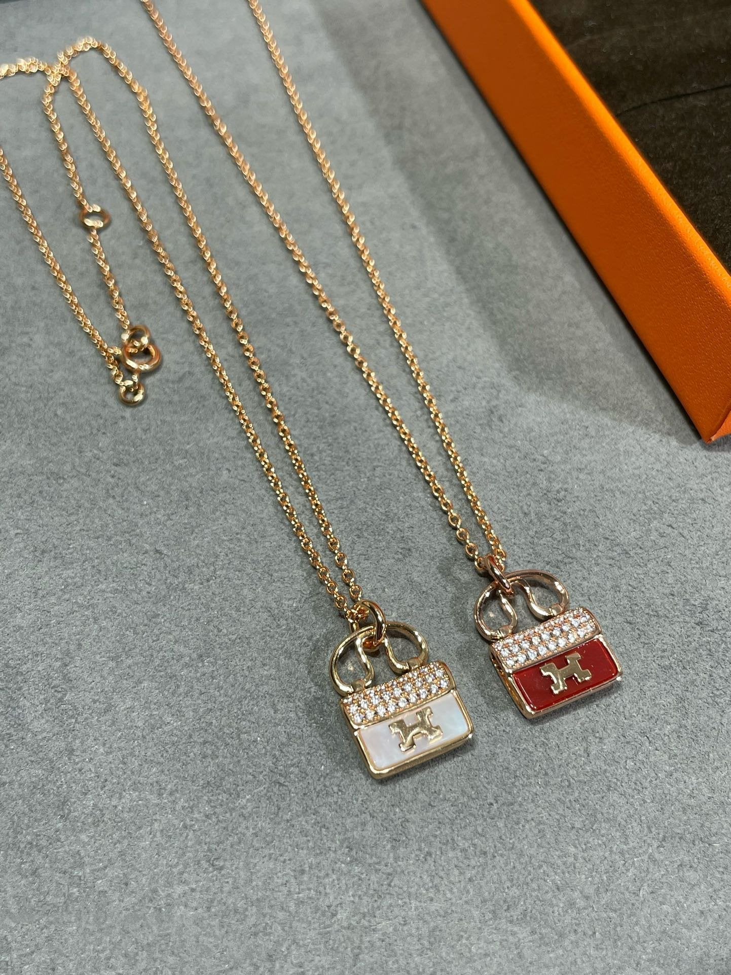 [baslovejewels]H CIRCE MOISSANITE PENDANT NECKLACE GOLD