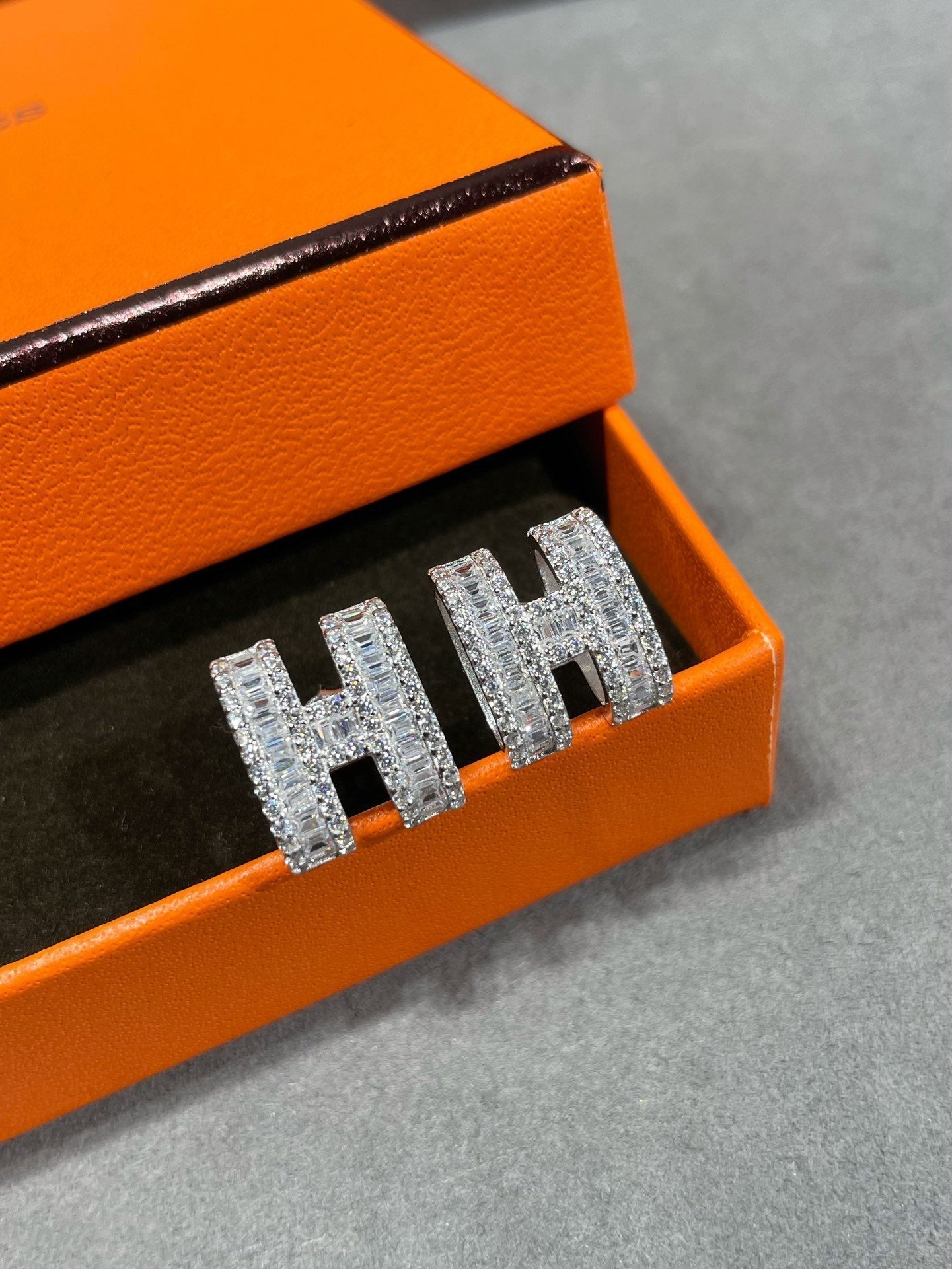 [baslovejewels]H STUD EARRINGS WITH SILVER DIAMONDS